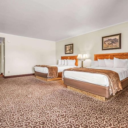 Red Arrow Inn & Suites, A Travelodge By Wyndham Монтроз Екстер'єр фото