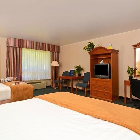 Red Arrow Inn & Suites, A Travelodge By Wyndham Монтроз Екстер'єр фото